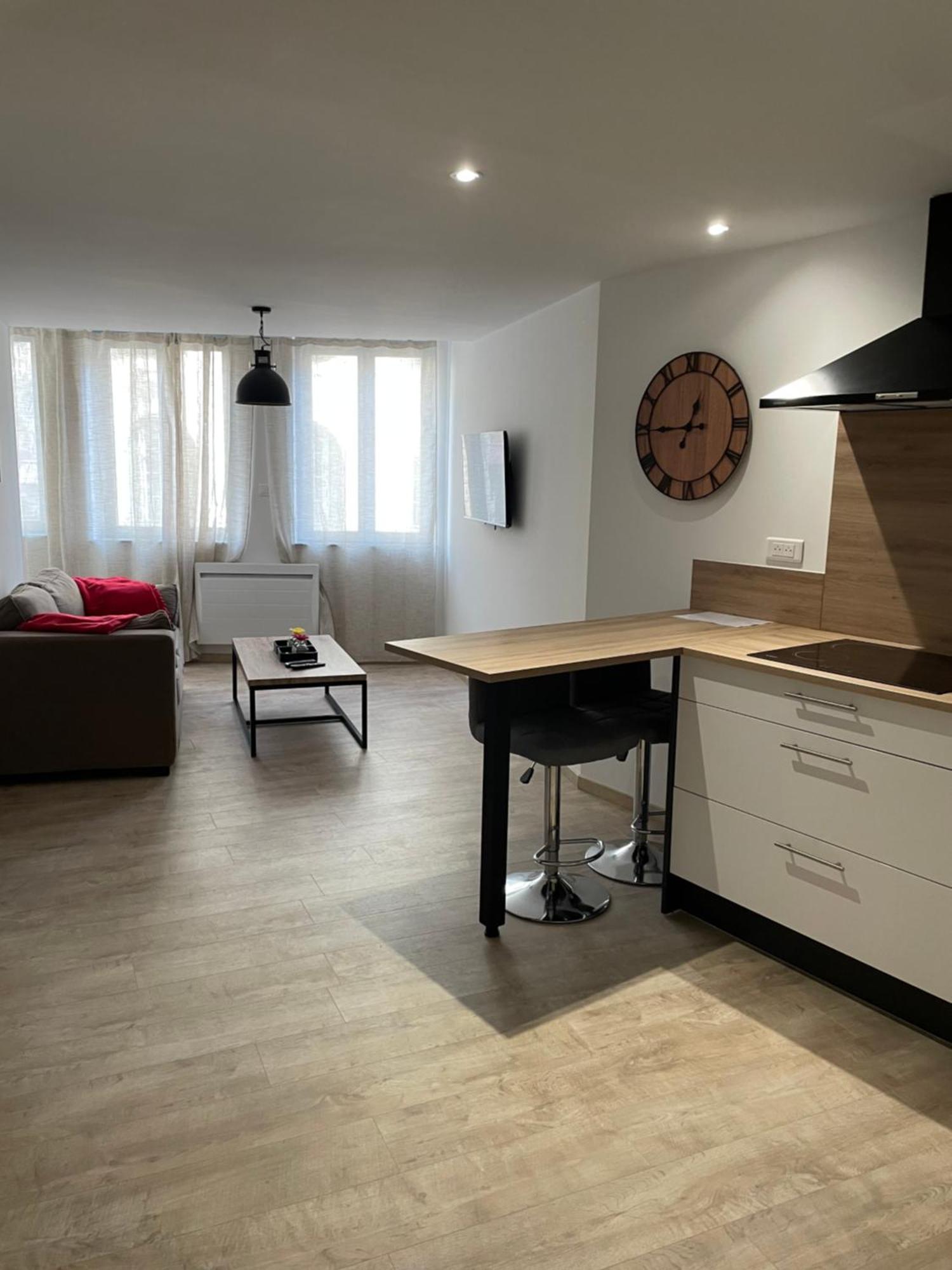 F2 Centre Historique Saint Colomban Apartment ลุกซุยล์-เลส์-แบ็งส์ ภายนอก รูปภาพ